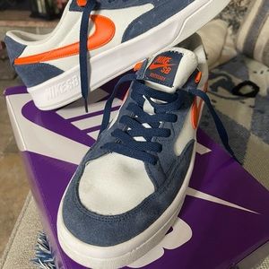 Used -Nike SB Adversary- PRM size 8 Mens